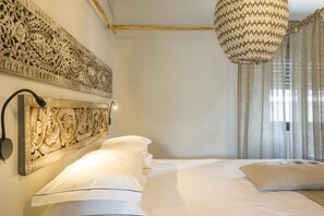 2 bedrooms, iron/ironing board, internet, bed sheets