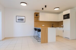 尊榮公寓, 1 間臥室, 部分海景 | 私人廚房