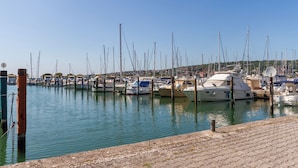 Ein Yachthafen mit mehreren Booten, die an hölzernen Stegen liegen.