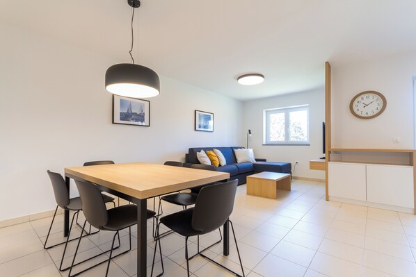 Appartement Prestige, 1 chambre, vue partielle sur la mer | Repas dans la chambre