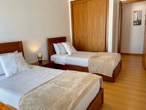 2 dormitorios, tabla de planchar con plancha, Internet y ropa de cama