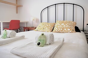 2 bedrooms, iron/ironing board, internet, bed sheets