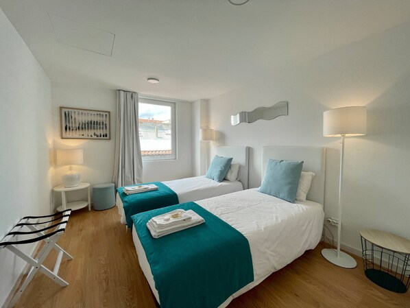 2 bedrooms, iron/ironing board, Internet, bed sheets