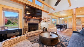 Una Smart TV, una chimenea
