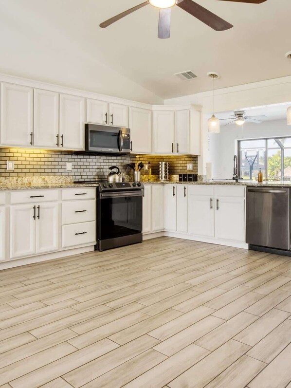 Kühlschrank, Mikrowelle, Ofen, Herdplatte