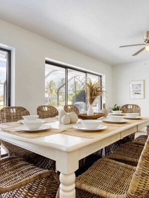 Dining - Endless Summer Hideaway (Cape Coral)