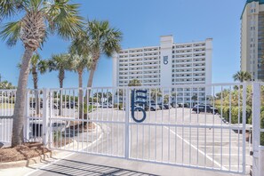 Un parking clos, avec un bâtiment visible à l’arrière-plan.