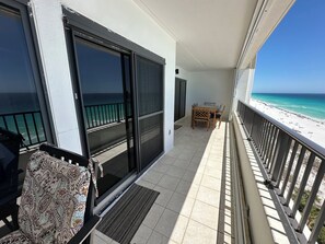 Outdoor dining - Breakers East 1205- Gulf Front Spacious 2 BR/2BA Beach setup included (Destin)