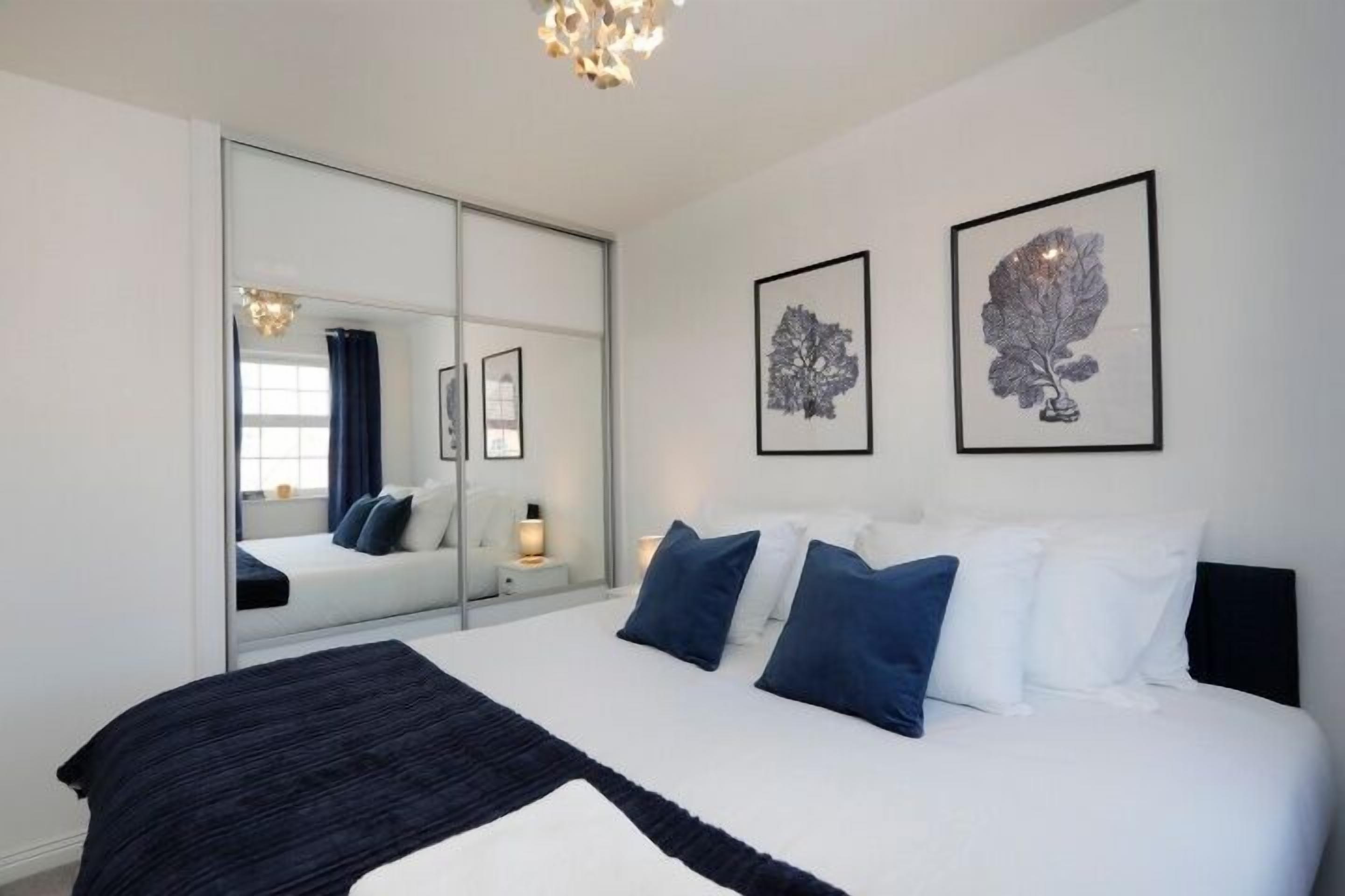 5 bedrooms, iron/ironing board, free WiFi, bed sheets