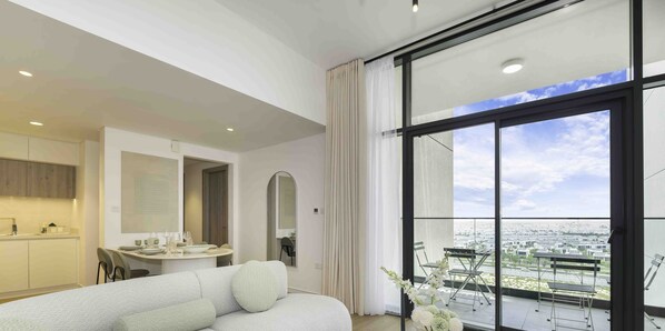 Appartement, balcon | Aire de séjour