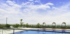 Outdoor pool - LUX The Dubai Hills Executive Suite (Dubai)