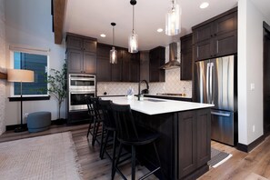 Fridge, microwave, oven, stovetop - New Townhome across from Purgatory - Hot Tub, Arcade Game - Views/Shuttle (Durango)