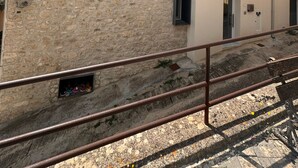 A two-story building with a stone facade and a balcony on the upper floor. - Le Camere dell'Emiro 2 (Castronuovo di Sicilia)