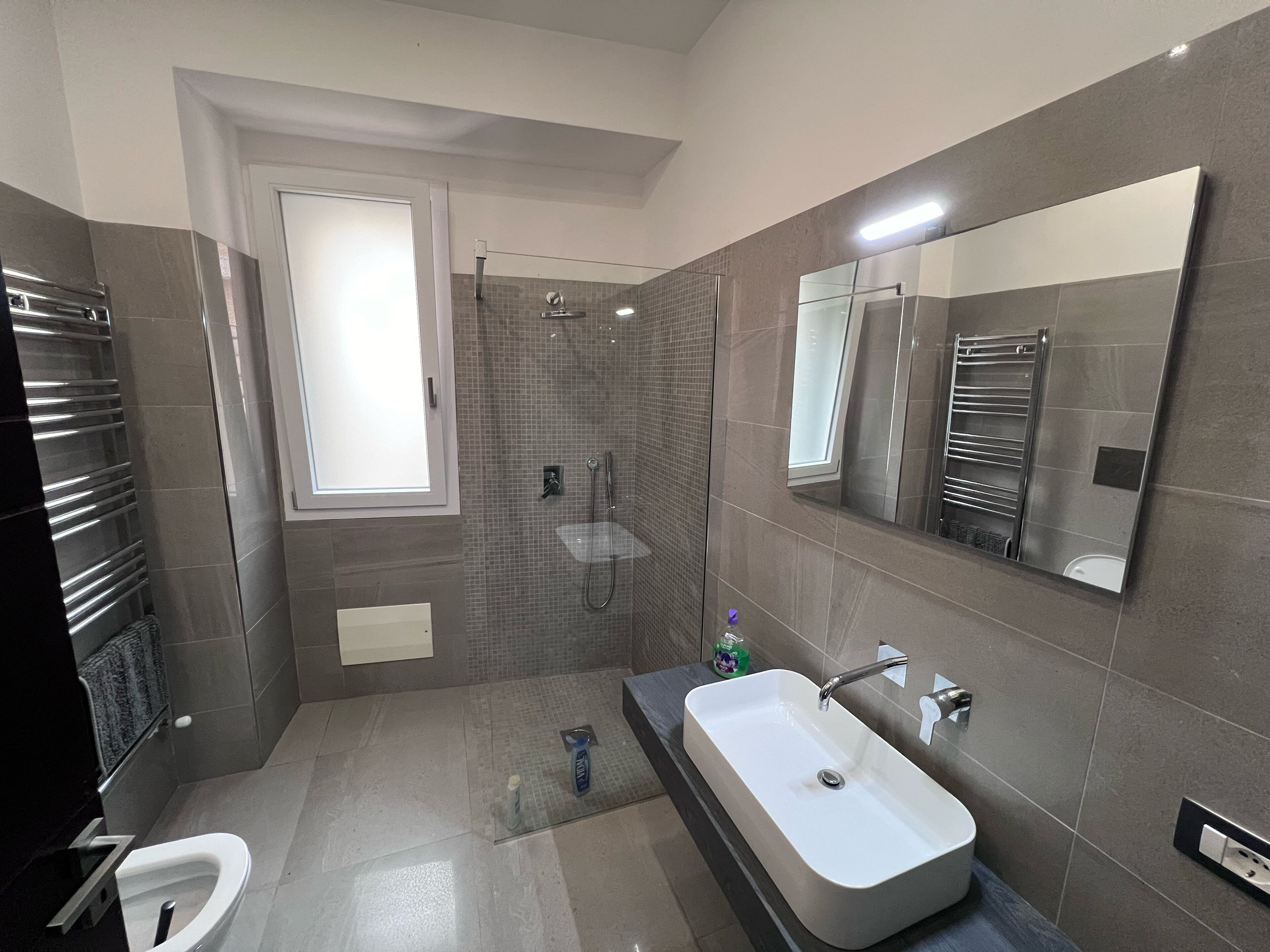 Chambre Triple Confort, balcon, vue ville | Salle de bain
