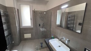 A modern bathroom with a walk-in shower, a large mirror, and a sink. - Le Camere dell'Emiro 2 (Castronuovo di Sicilia)