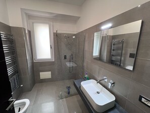 Chambre Triple Confort, balcon, vue ville | Salle de bain