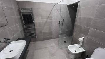 Phòng 3 tiện nghi đơn giản, quang cảnh thành phố | Phòng tắm