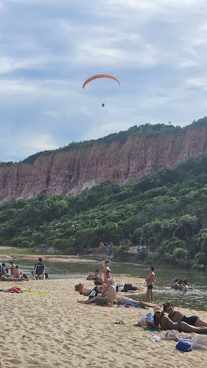Nära stranden, vit sandstrand och transport till/från stranden