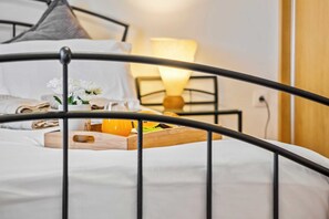 2 habitaciones, escritorio y tabla de planchar con plancha 