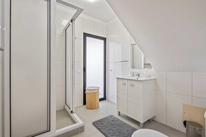 Douche, séchoir à cheveux, serviettes fournies, savon