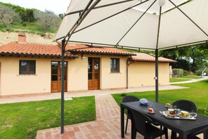 Outdoor dining - La Casa di Emanuela (Toscana)