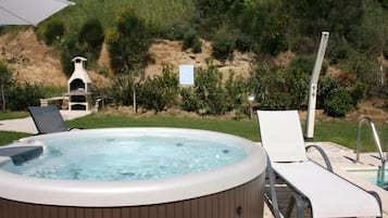 Bañera de hidromasaje al aire libre