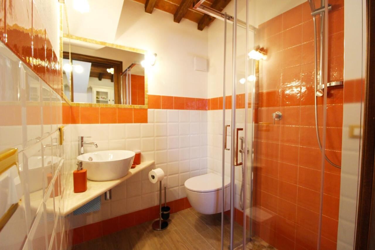 Bidet, asciugamani, carta igienica