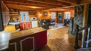 Ein gemütliches Blockhausschlafzimmer mit Küche, Essbereich und Wohnbereich.