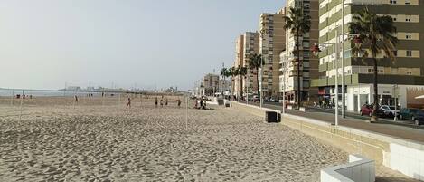 Perto da praia, areia branca, 2 bares na praia