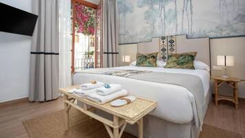 Kamar Keluarga | Brankas, ruang kerja ramah laptop, tirai kedap cahaya, dan Wi-Fi gratis