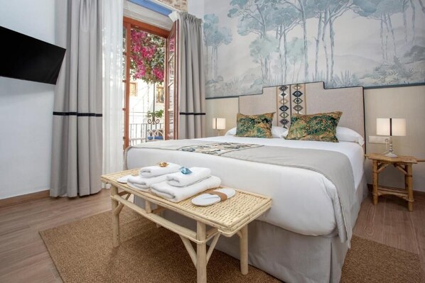 In-room safe, laptop workspace, blackout curtains, free WiFi - The Old House Marbella (Marbella)