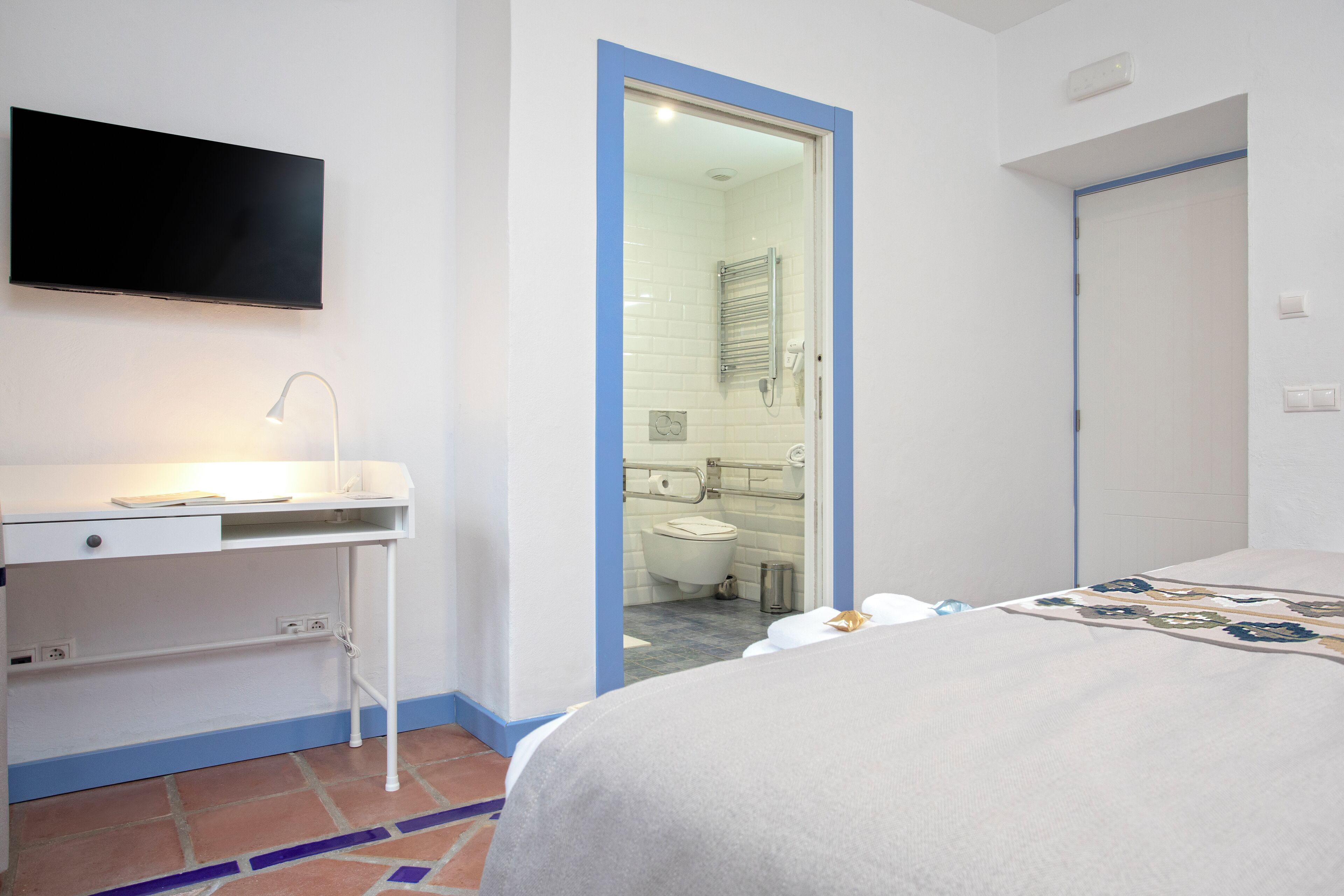 Habitación Doble adaptada para personas con movilidad reducida | Baño | Pantuflas 