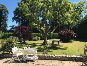 Property grounds - Normandy farmhouse, large garden. Sleeps 6. 2 bedrooms, 3 bathrooms. (Saint-Riquier-és-Plains)