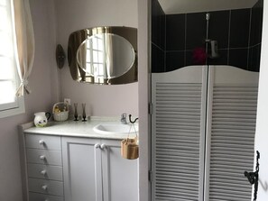 Hair dryer, towels - Normandy farmhouse, large garden. Sleeps 6. 2 bedrooms, 3 bathrooms. (Saint-Riquier-és-Plains)