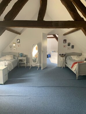 2 bedrooms, iron/ironing board, bed sheets - Normandy farmhouse, large garden. Sleeps 6. 2 bedrooms, 3 bathrooms. (Saint-Riquier-és-Plains)