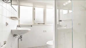 House | Bathroom - Sun-soaked Bungalow in Simonshaven (Simonshaven)