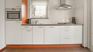 Private kitchen - Sun-soaked Bungalow in Simonshaven (Simonshaven)