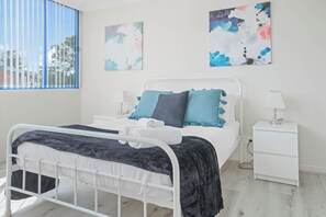 2 chambres, fer et planche à repasser, literie fournie