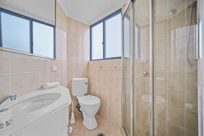 Shower, towels - Heritage 402 - Ocean and Lake Views (Tuncurry)