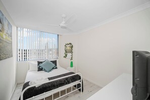 2 bedrooms, iron/ironing board, bed sheets, wheelchair access