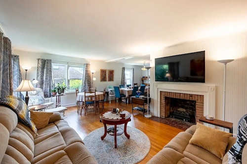 Welcome Home: Comfortable Home for Families, Pets, Remote Workers