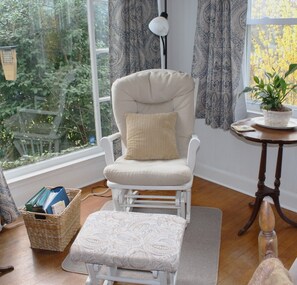 Smart TV, fireplace, DVD player, books - Welcome Home: Comfortable Home for Families, Pets, Remote Workers (Hagerstown)