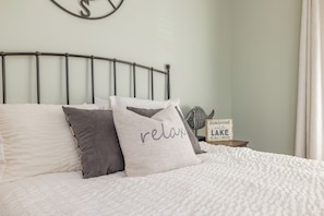 4 bedrooms, desk, free WiFi, bed sheets - Game Room! Pontoon Rental~Boat Slip~Fire Pit

 (Littleton)
