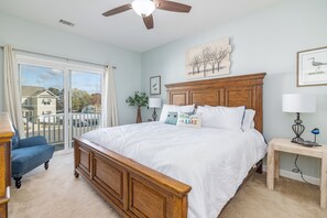 4 bedrooms, desk, free WiFi, bed sheets - Game Room! Pontoon Rental~Boat Slip~Fire Pit

 (Littleton)