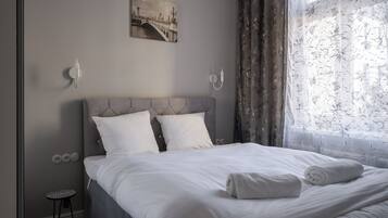 Apartment | 1 bedroom, hypo-allergenic bedding, iron/ironing board, free WiFi