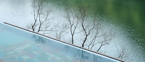 Außenpool, geöffnet von 08:30 Uhr bis 20:00 Uhr, Sonnenschirme
