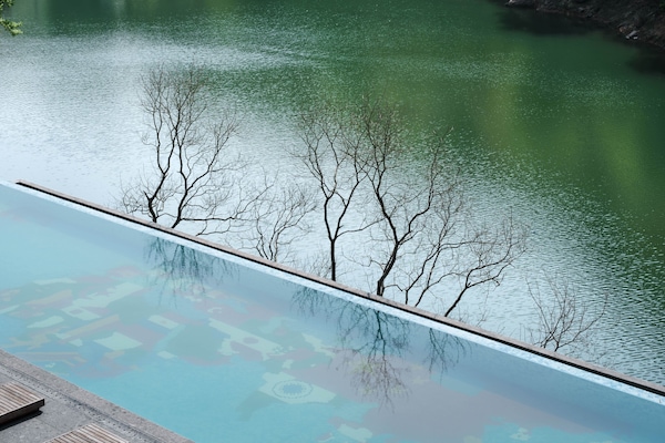 Piscine extérieure, parasols de plage, chaises longues