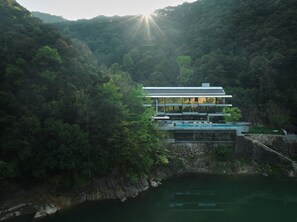 Vista frontal de la propiedad