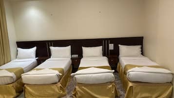 Deluxe-Vierbettzimmer, Stadtblick | Terrasse/Patio