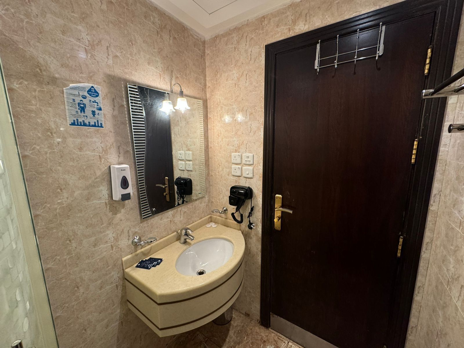 ヘアドライヤー、タオル、石鹸、シャンプー